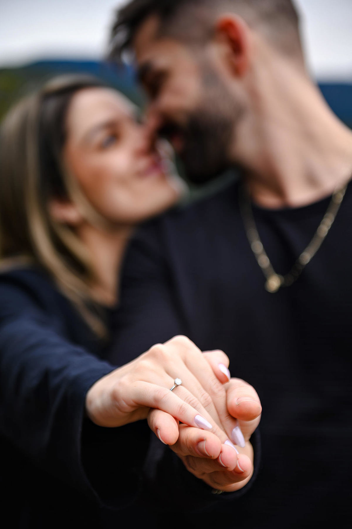 Close da aliança em pedido de casamento na serra catarinense