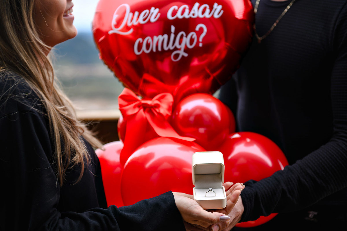 Close da aliança em pedido de casamento na serra catarinense