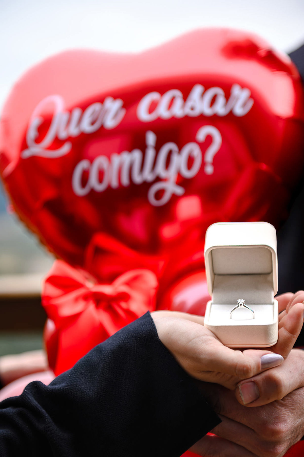 Close da aliança em pedido de casamento na serra catarinense