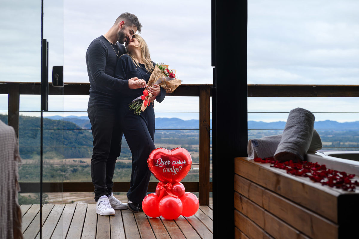 Ensaio romântico de casal em chalé na serra de Praia Grande SC