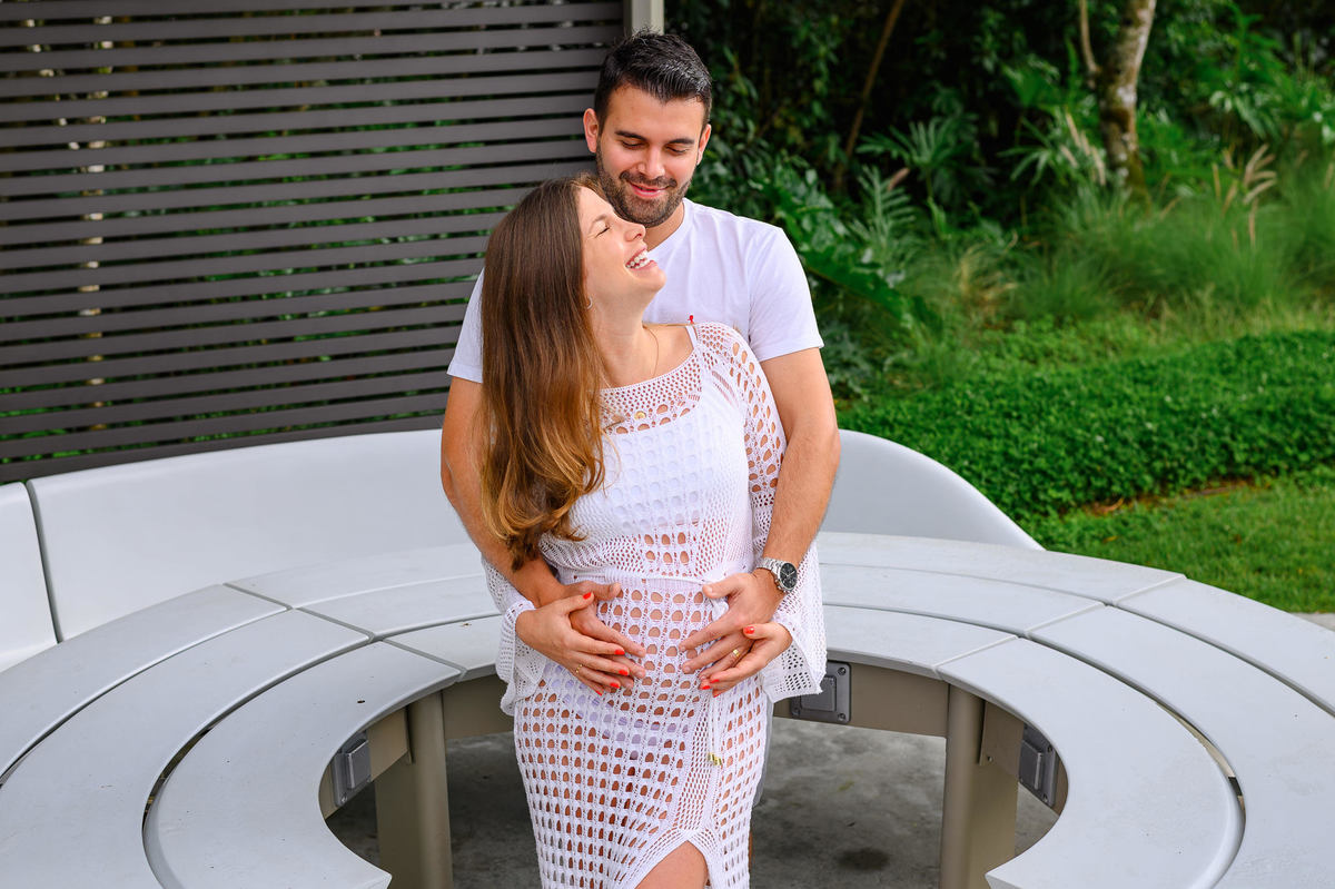 Ensaio gestante em ambiente urbano e arborizado em Santa Catarina