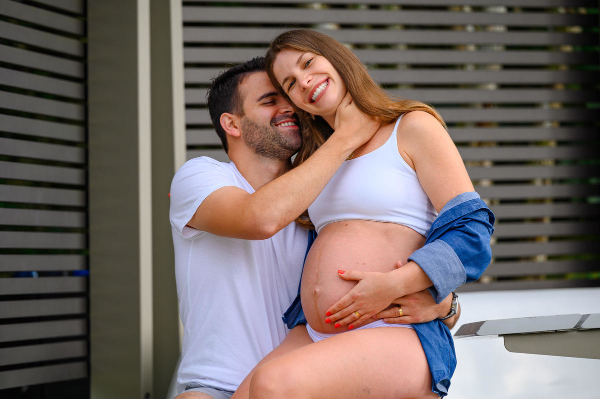Ensaio gestante em ambiente urbano e arborizado em Santa Catarina
