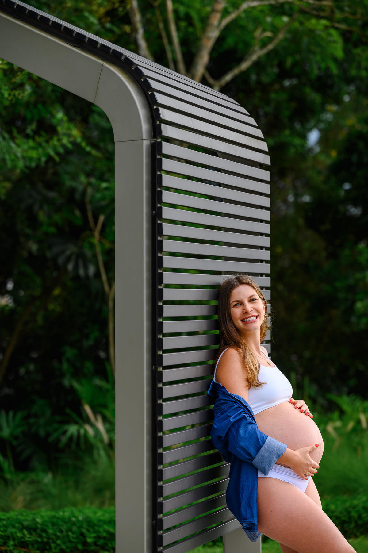 Ensaio gestante em ambiente urbano e arborizado em Santa Catarina