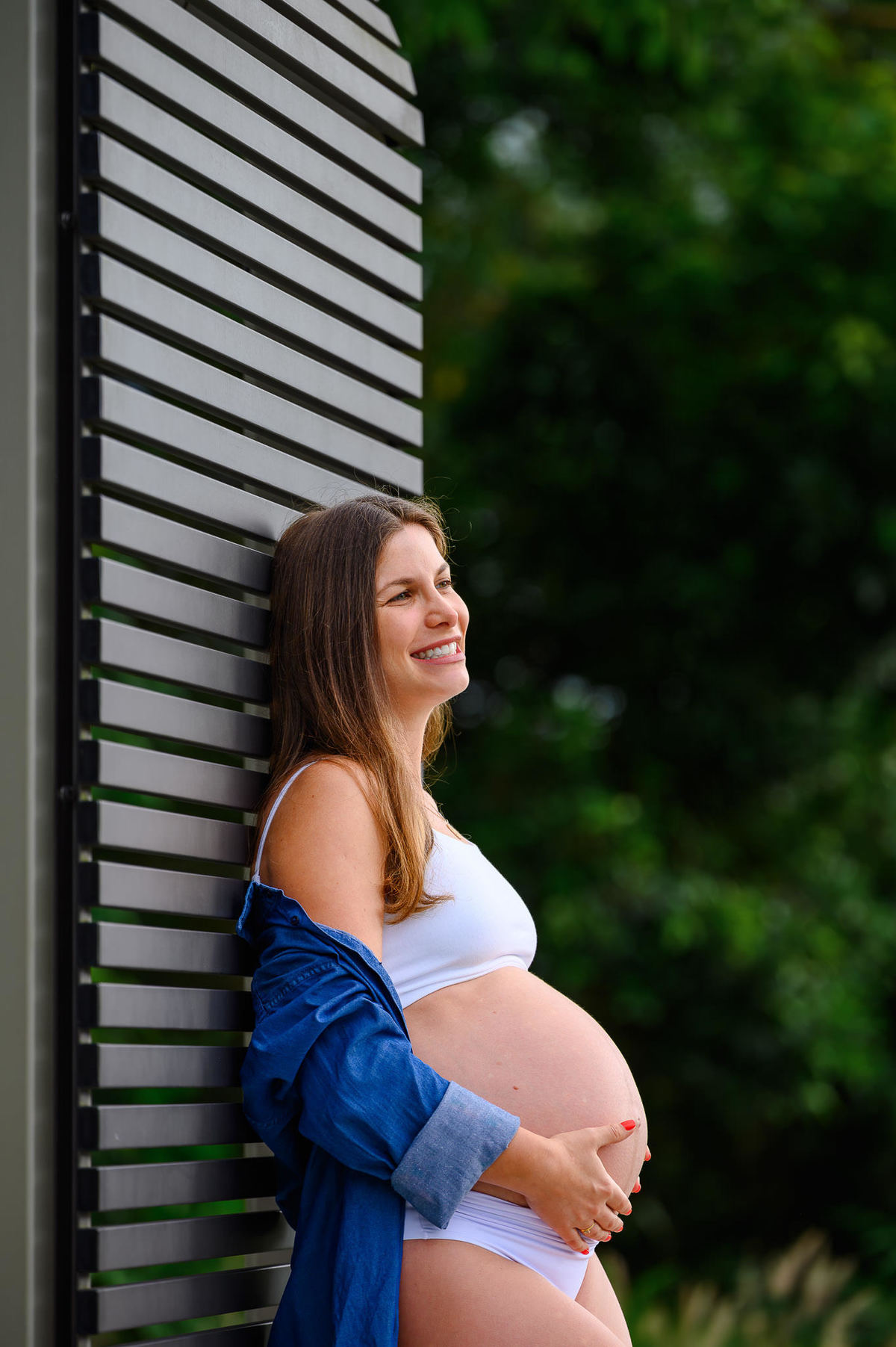 Ensaio gestante em ambiente urbano e arborizado em Santa Catarina