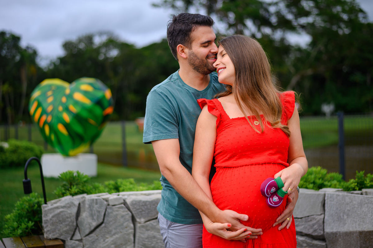 Ensaio de família em Porto Belo com cenário moderno e verde
