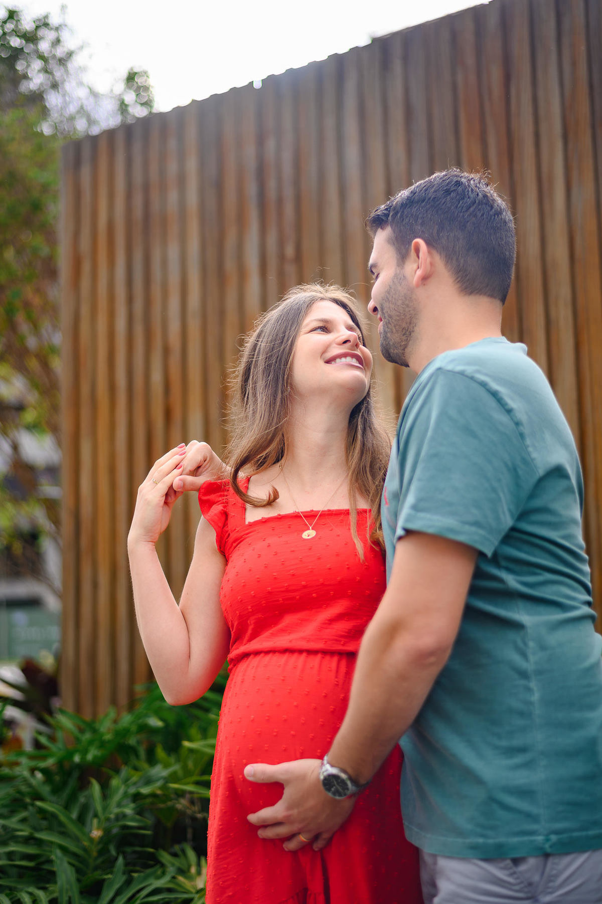 Ensaio de família em Porto Belo com cenário moderno e verde