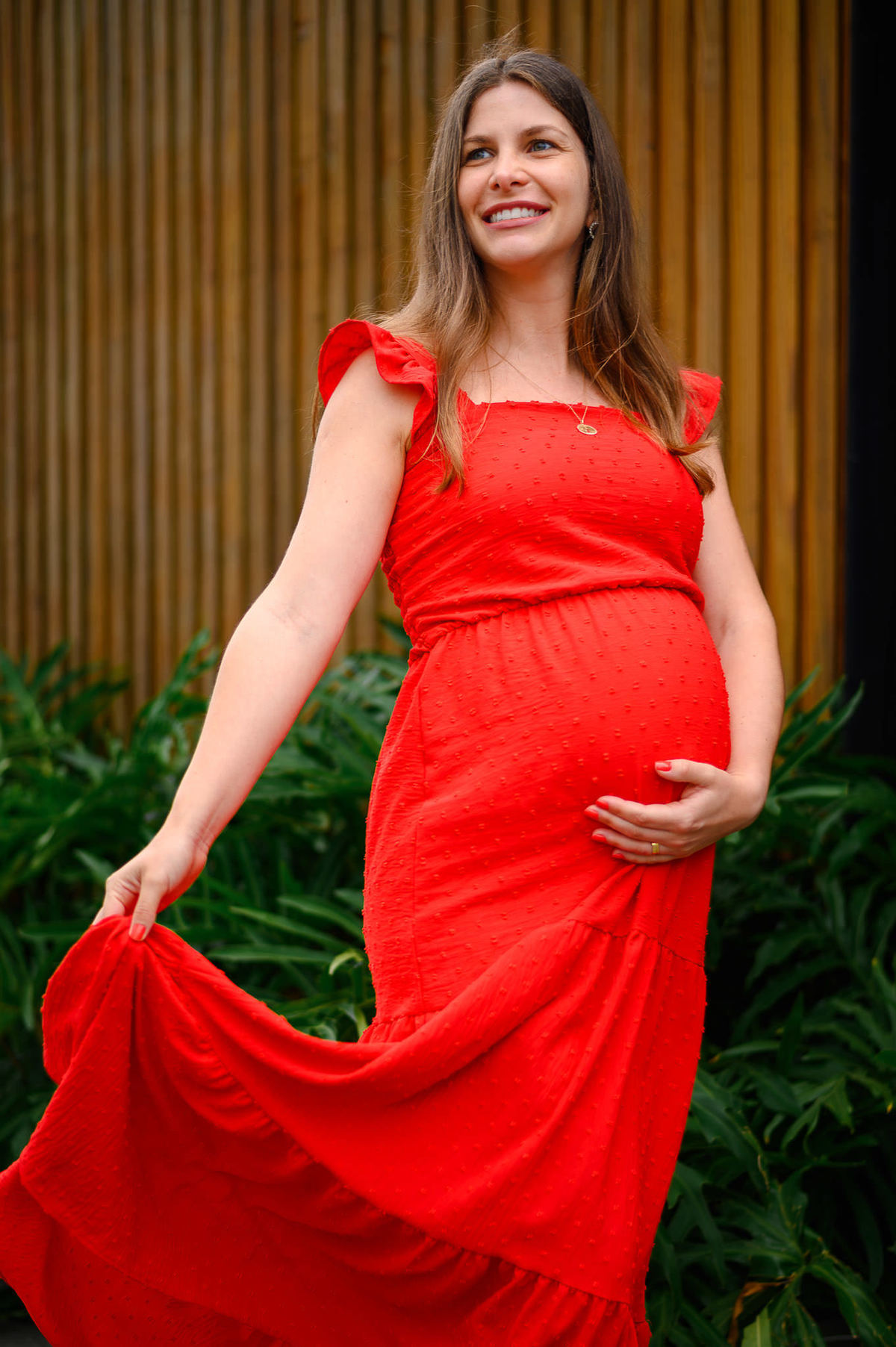 Ensaio de família em Porto Belo com cenário moderno e verde