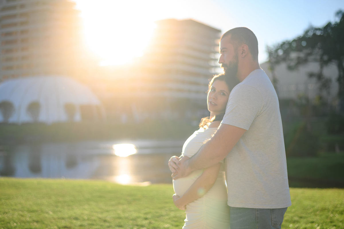 Ensaio gestante em Porto Belo com cenário urbano e moderno