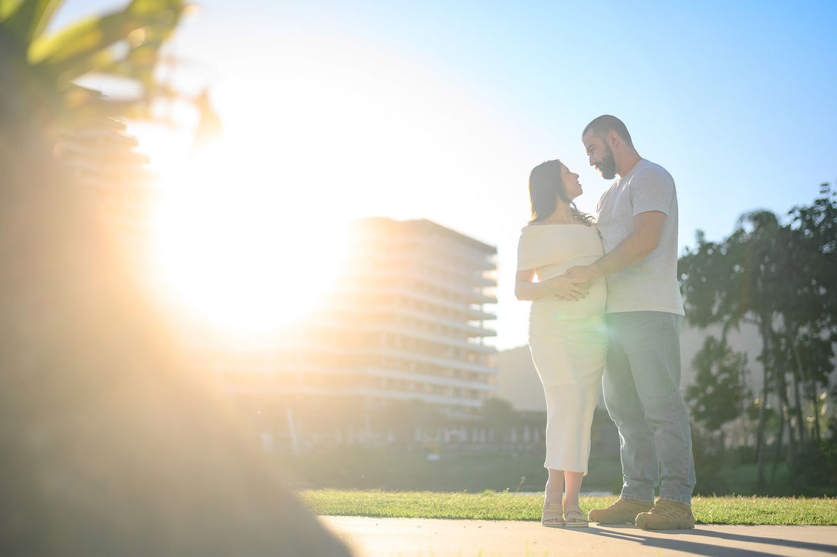 Ensaio gestante em Porto Belo com cenário urbano e moderno