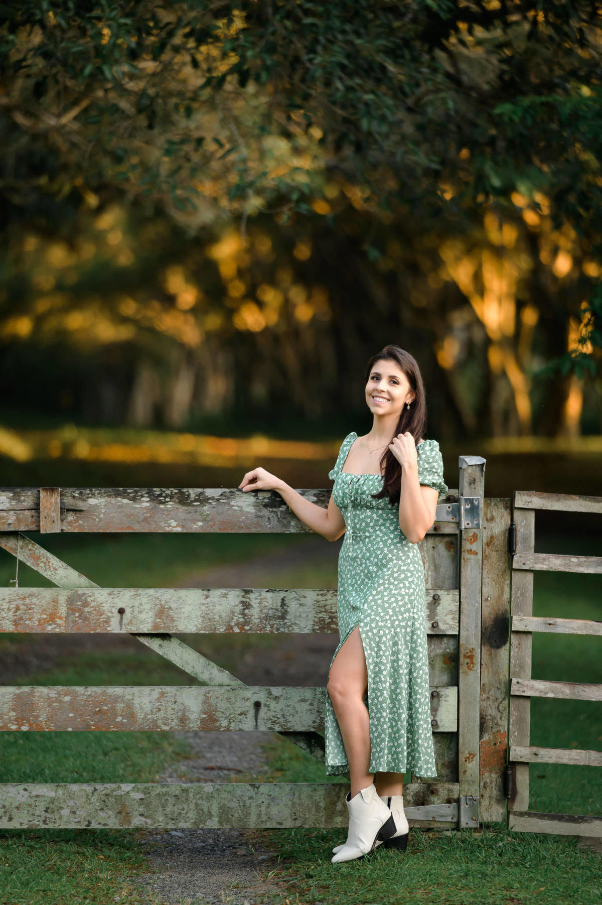 Retrato da noiva encostada em porteira de madeira no bosque próximo à Praia de Taquarinhas, Balneário Camboriú, em ensaio pré-wedding