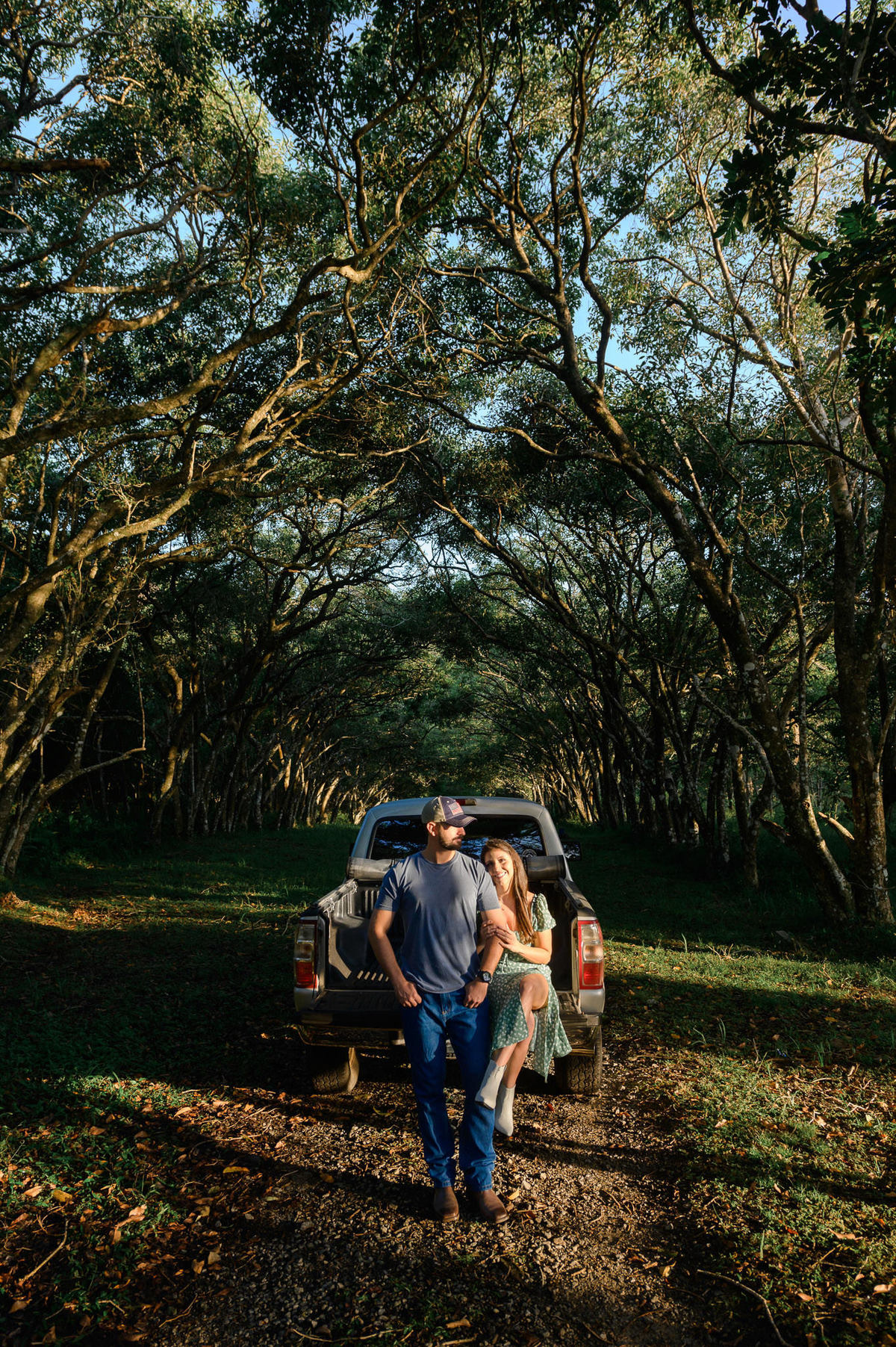 casal com camionete ford ranger durante o ensaio pré wedding no bosque em Balneário Camboriú, SC 