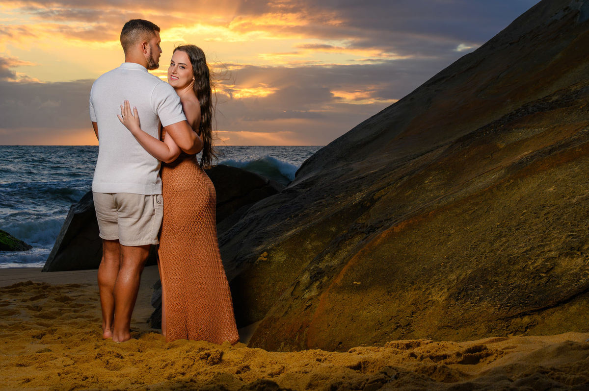 Casal em ensaio pré wedding na Praia de Taquarinhas em Balneário Camboriú