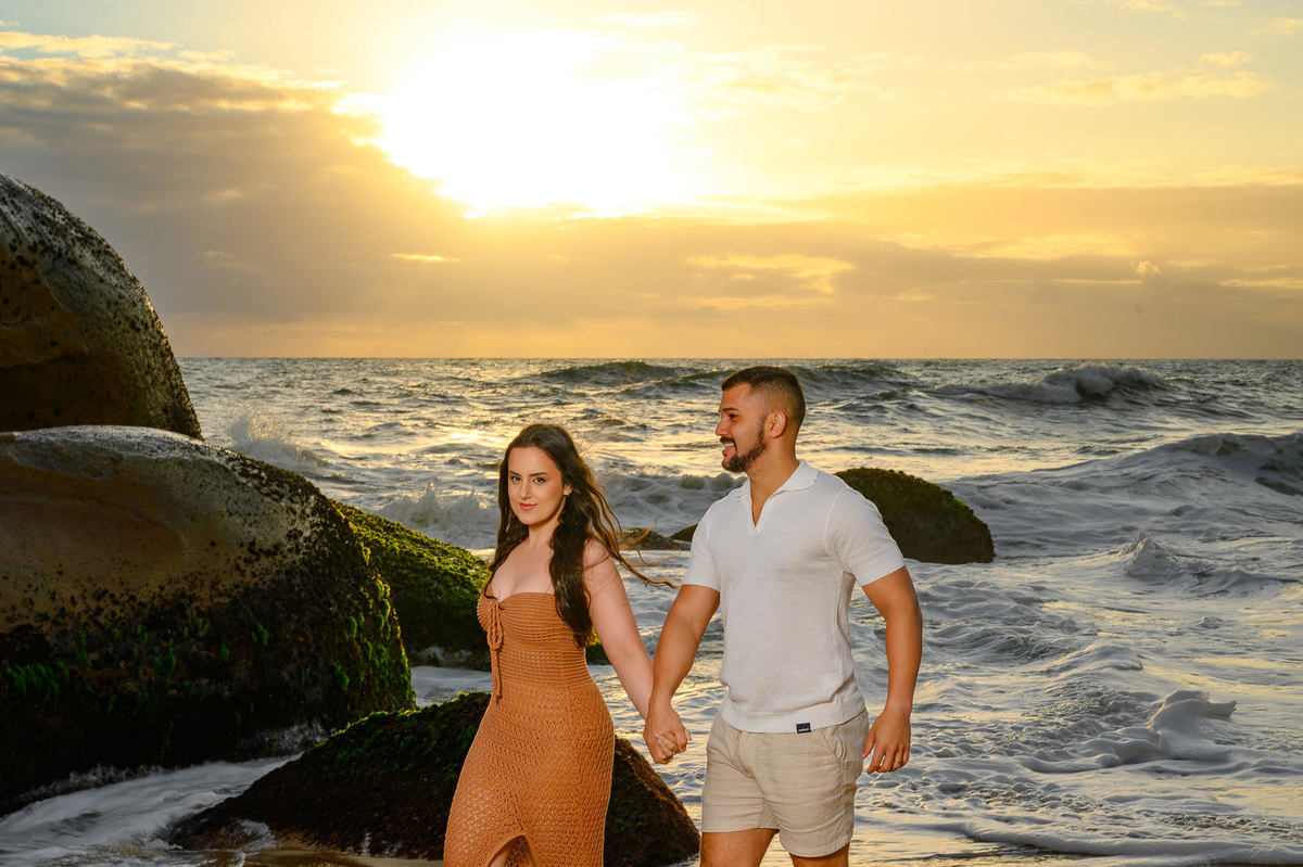 Fotografia de casal em ensaio pré-casamento em Taquarinhas, praia natural em Balneário Camboriú