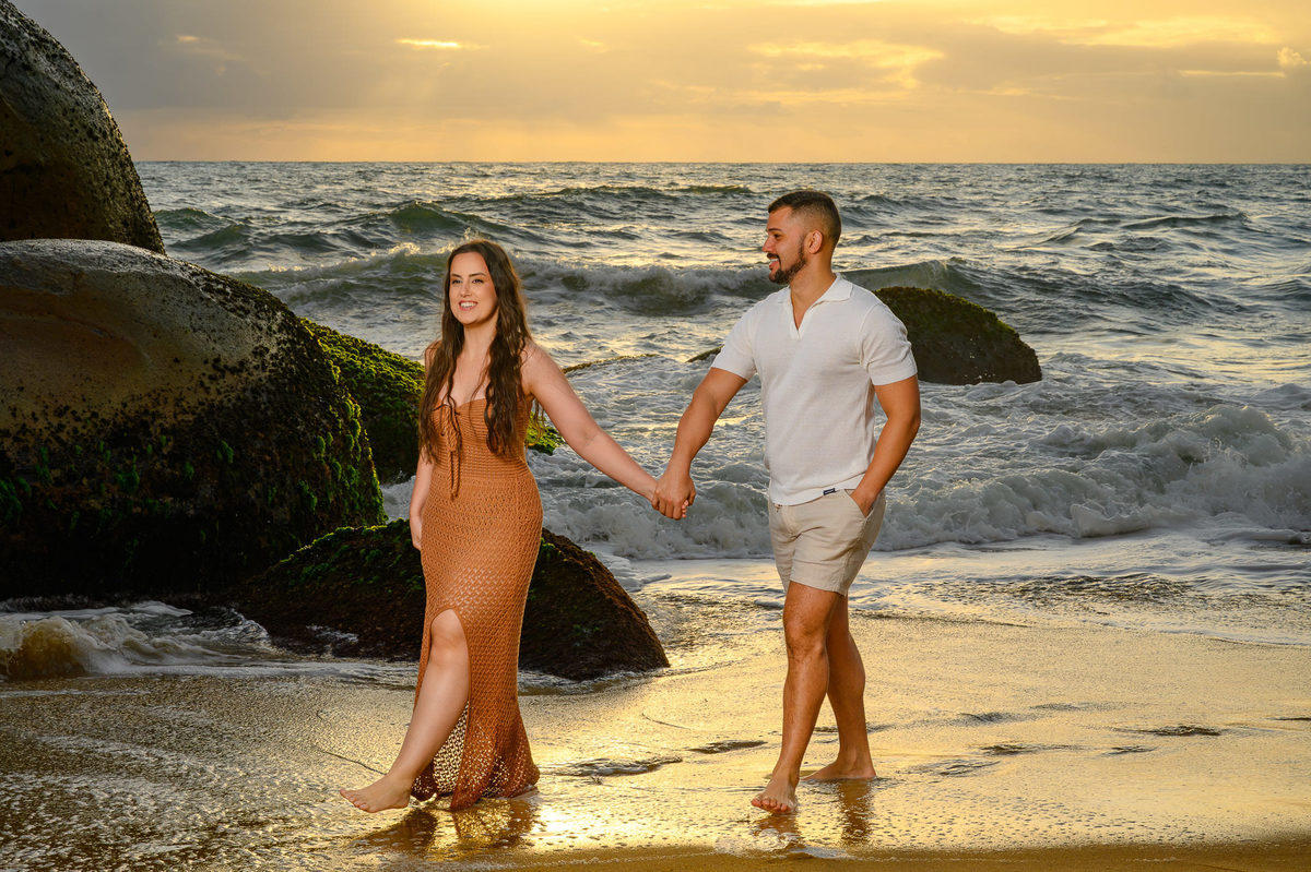 Fotografia de casal em ensaio pré-casamento em Taquarinhas, praia natural em Balneário Camboriú