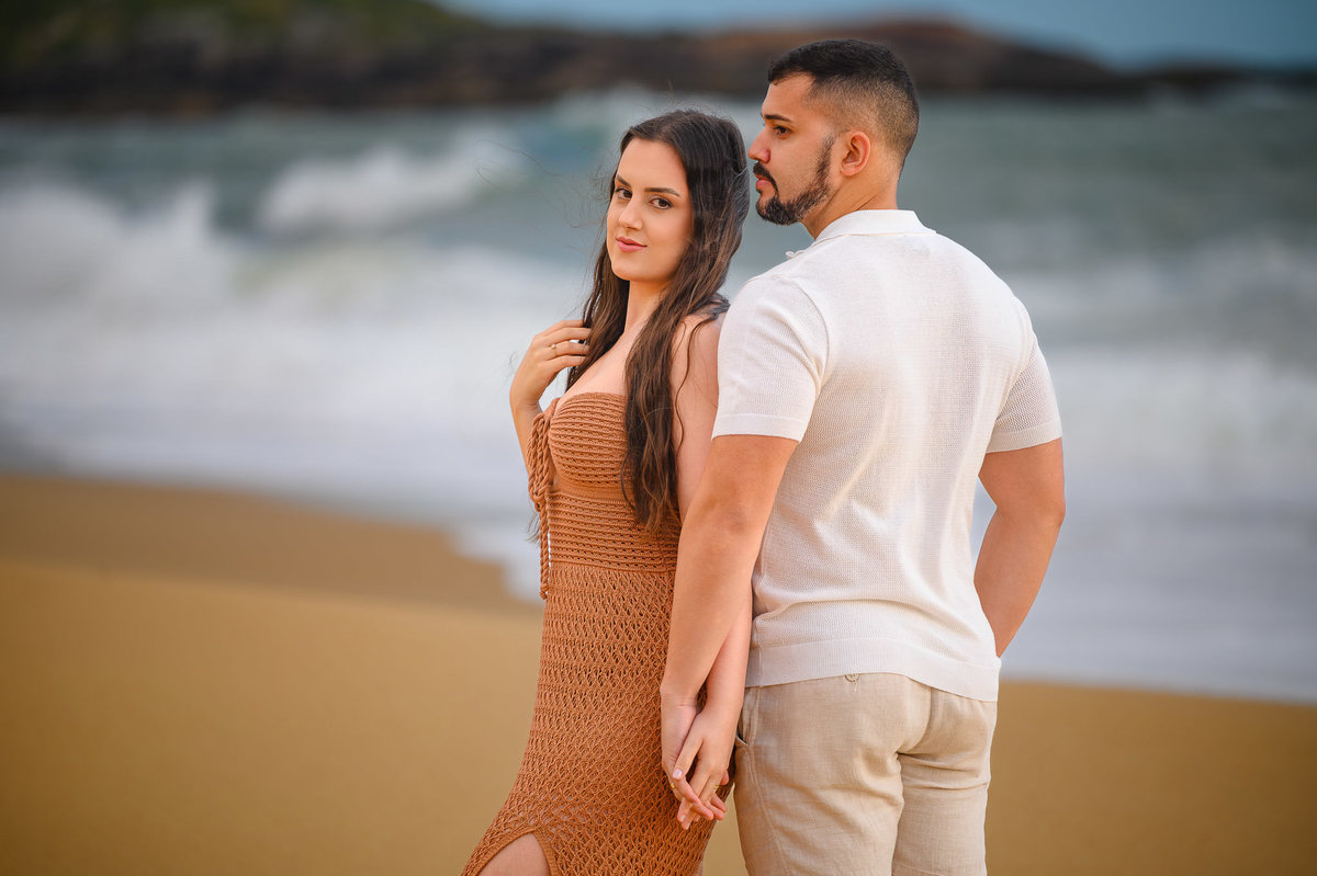 Fotografia de casal em ensaio pré-casamento em Taquarinhas, praia natural em Balneário Camboriú