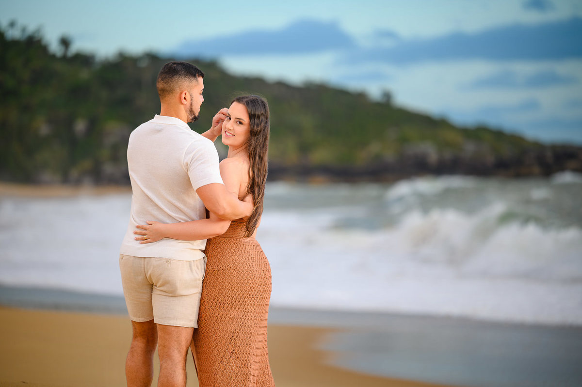 Fotografia de casal em ensaio pré-casamento em Taquarinhas, praia natural em Balneário Camboriú