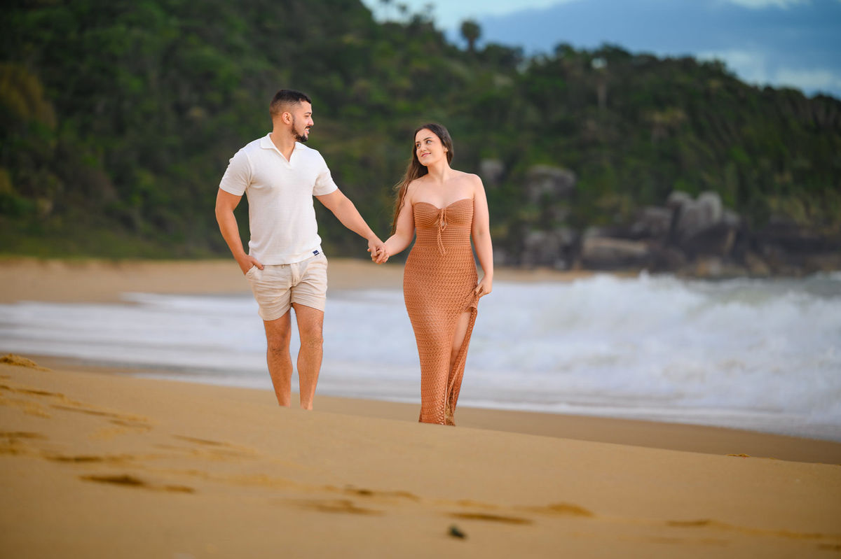Fotografia de casal em ensaio pré-casamento em Taquarinhas, praia natural em Balneário Camboriú