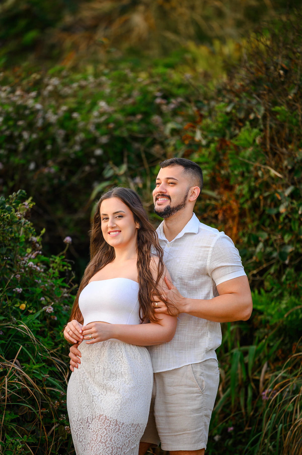 Fotografia de casal em ensaio pré-casamento em Taquarinhas, praia natural em Balneário Camboriú