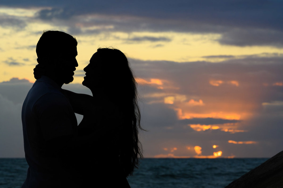 silhueta de casal na praia em Balneário camboriú SC durante ensaio pré wedding
