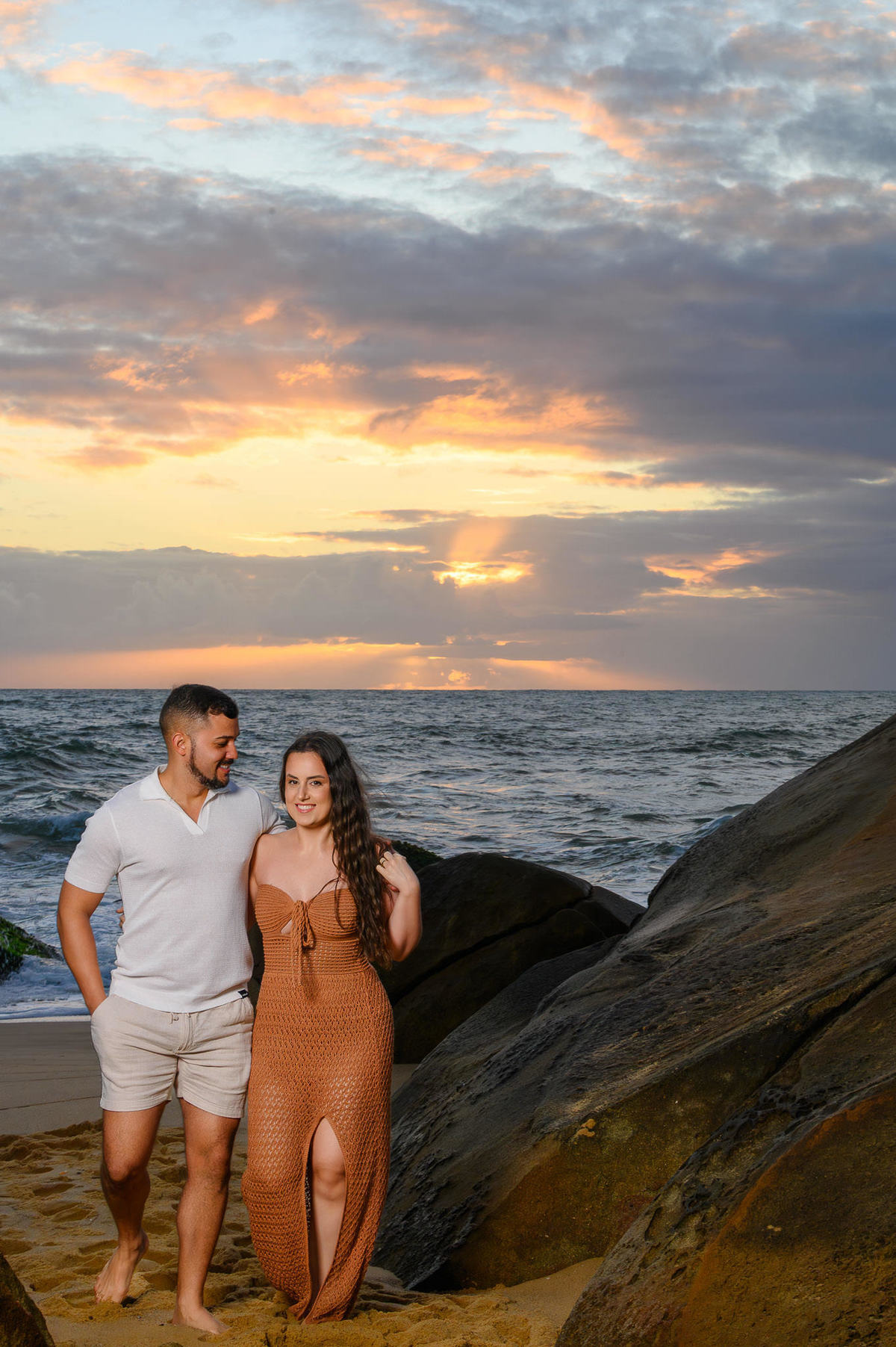 Casal em ensaio pré wedding na Praia de Taquarinhas em Balneário Camboriú