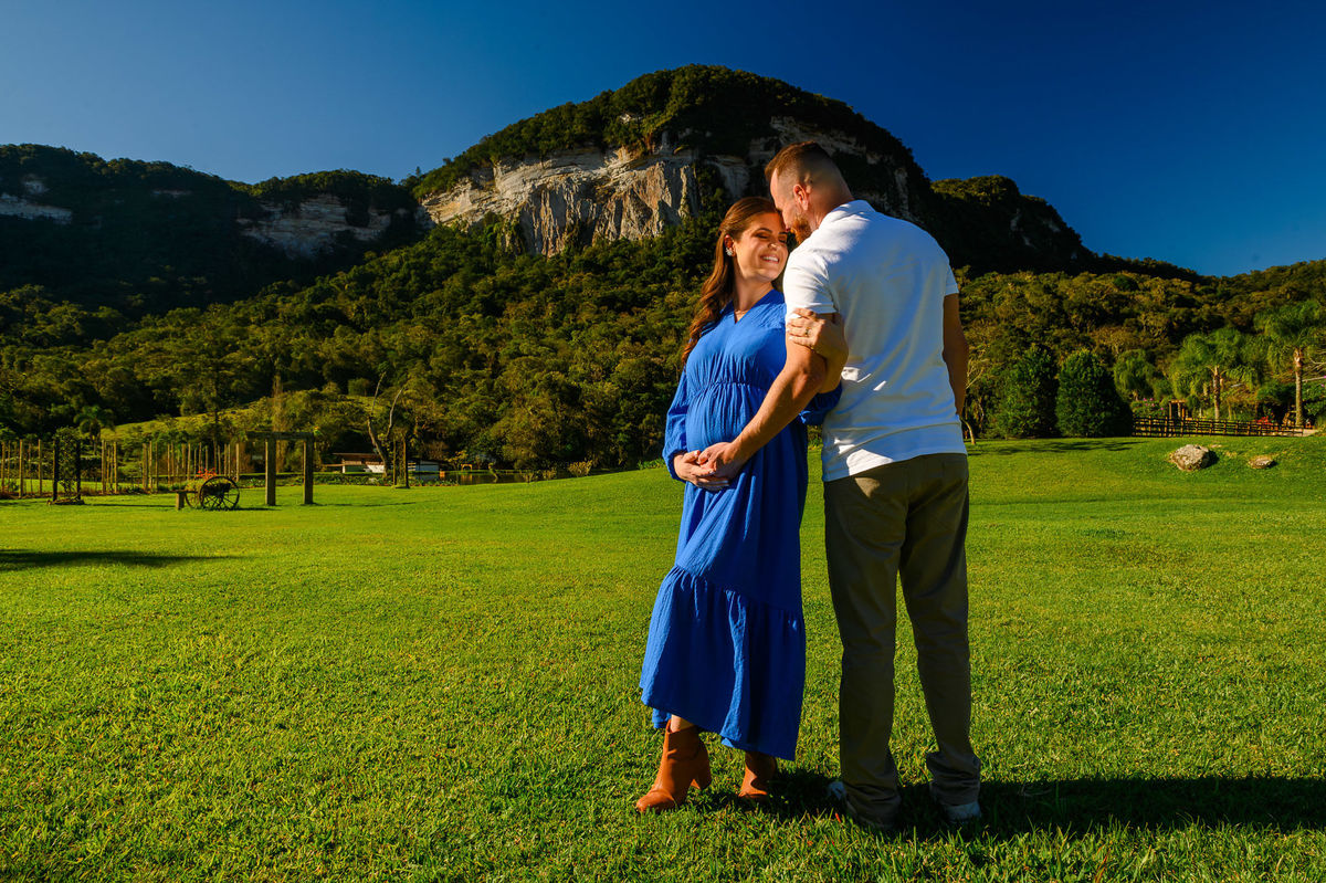 Ensaio de família no Vale dos Ventos em meio à natureza