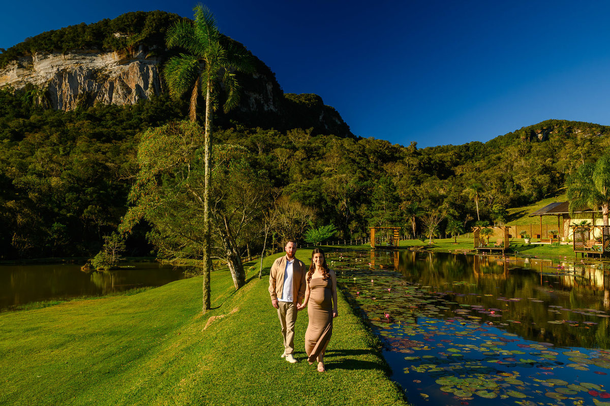 Ensaio de família no Vale dos Ventos em meio à natureza