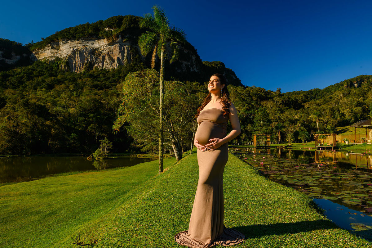 Ensaio de família no Vale dos Ventos em meio à natureza