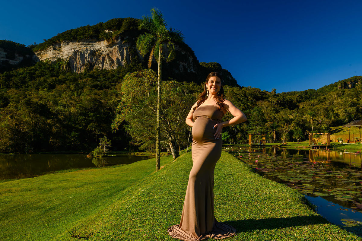 Ensaio de família no Vale dos Ventos em meio à natureza