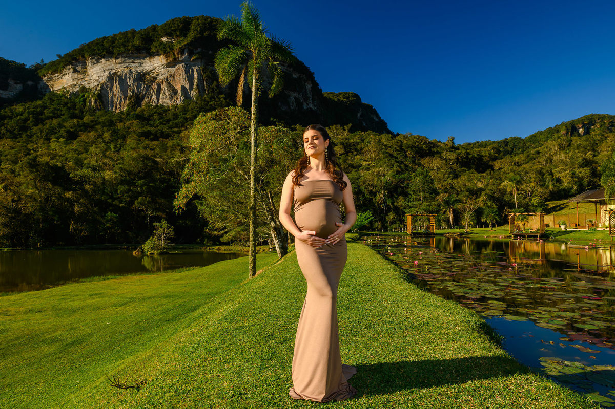 Ensaio de família no Vale dos Ventos em meio à natureza