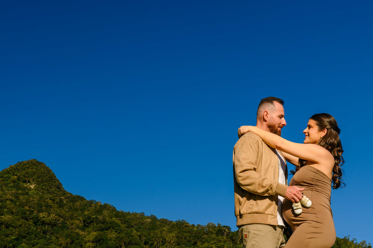 Gestante e casal em ensaio fotográfico no Vale dos Ventos SC