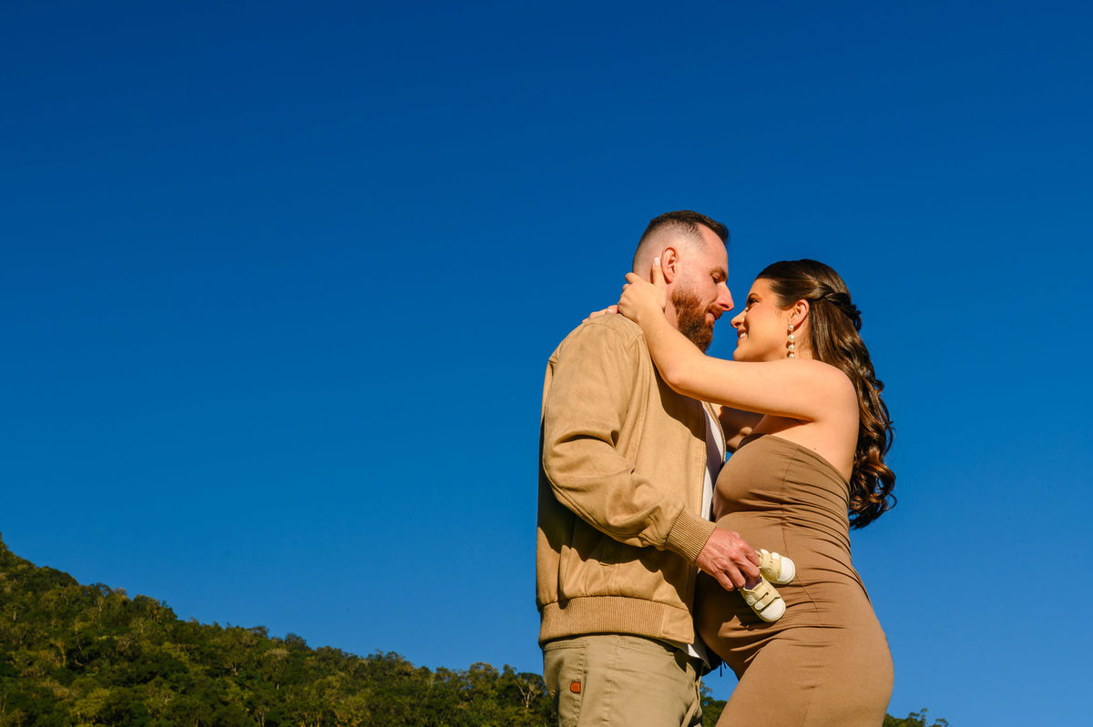 Gestante e casal em ensaio fotográfico no Vale dos Ventos SC