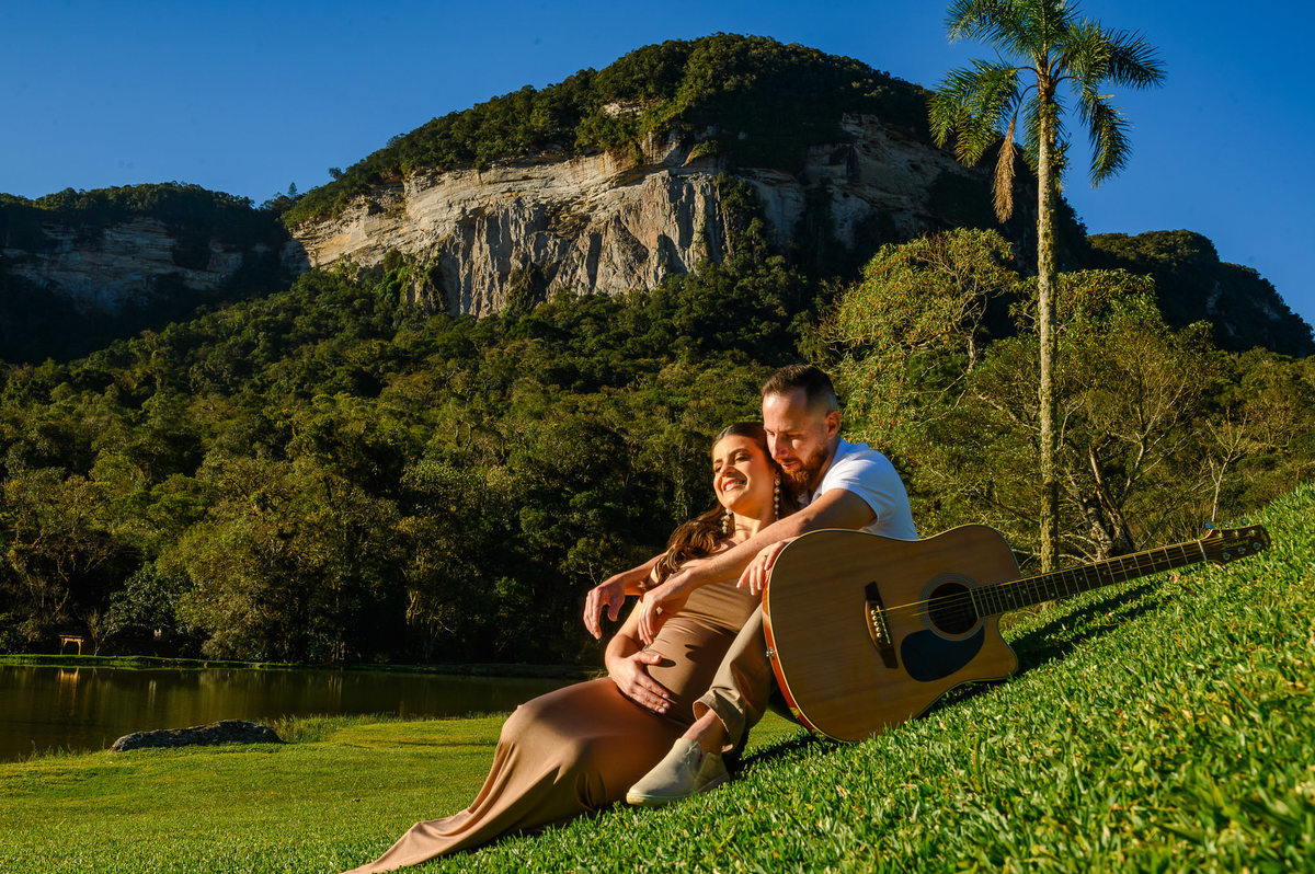 Gestante e casal em ensaio fotográfico no Vale dos Ventos SC