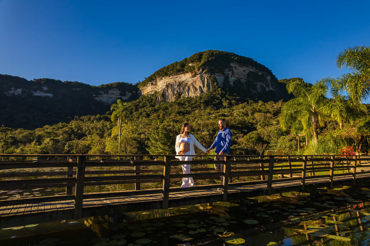 Gestante e casal em ensaio fotográfico no Vale dos Ventos SC