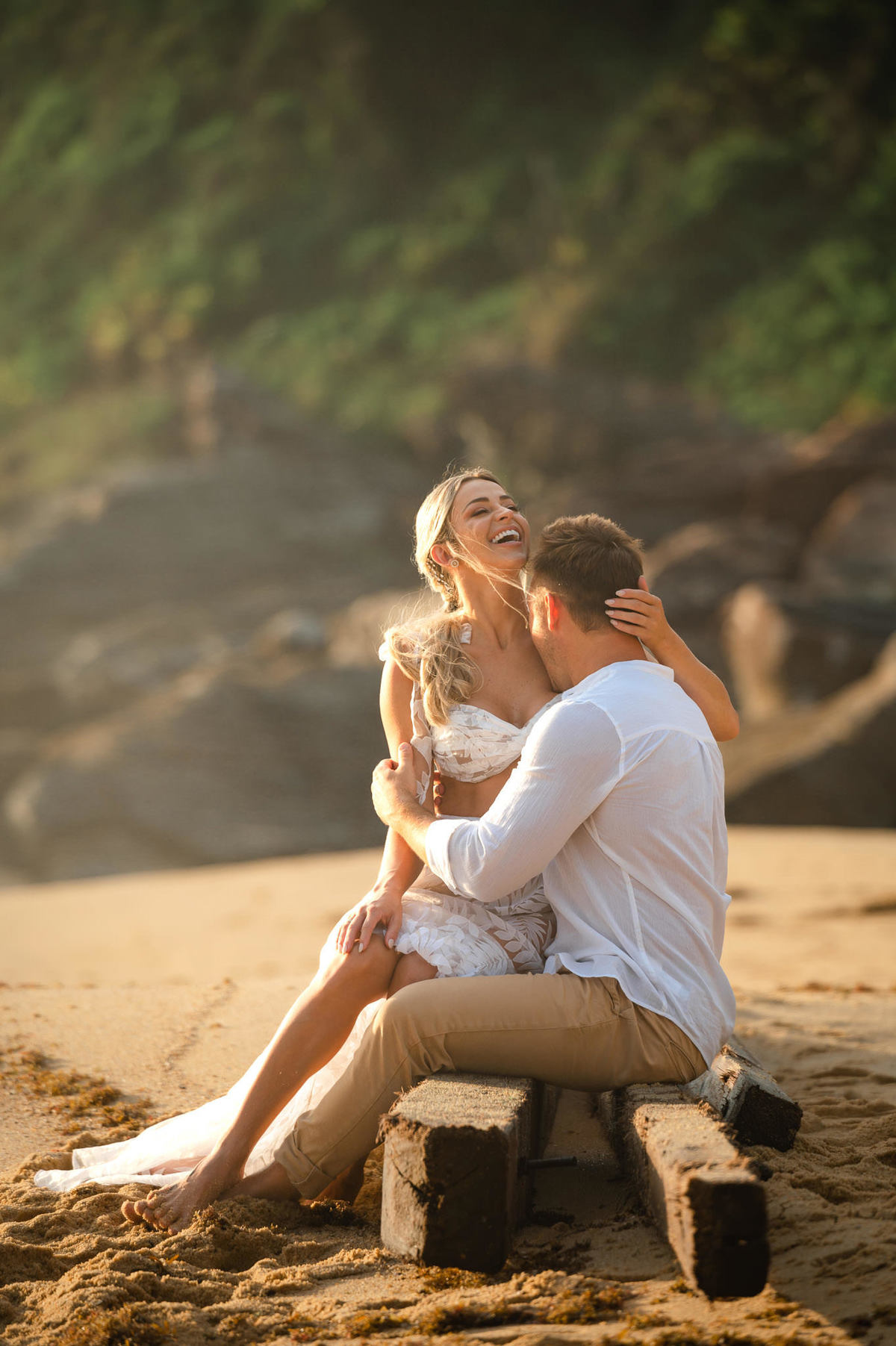 Fotografia de ensaio pré-wedding ao amanhecer em Itapema SC, com casal em momento íntimo em meio à paisagem de praia e natureza.