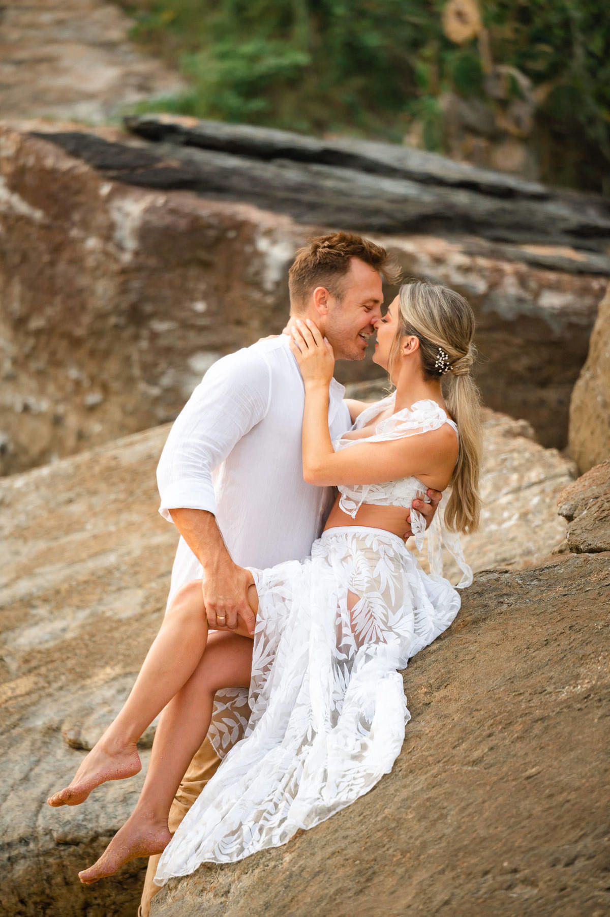 Fotografia de ensaio pré-wedding ao amanhecer em Itapema SC, com casal em momento íntimo em meio à paisagem de praia e natureza.