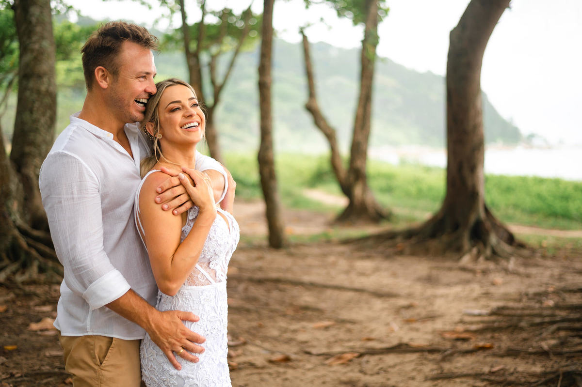 Ensaio pré-wedding em Itapema – SC, realizado na Praia Grossa com clima romântico e paisagem selvagem