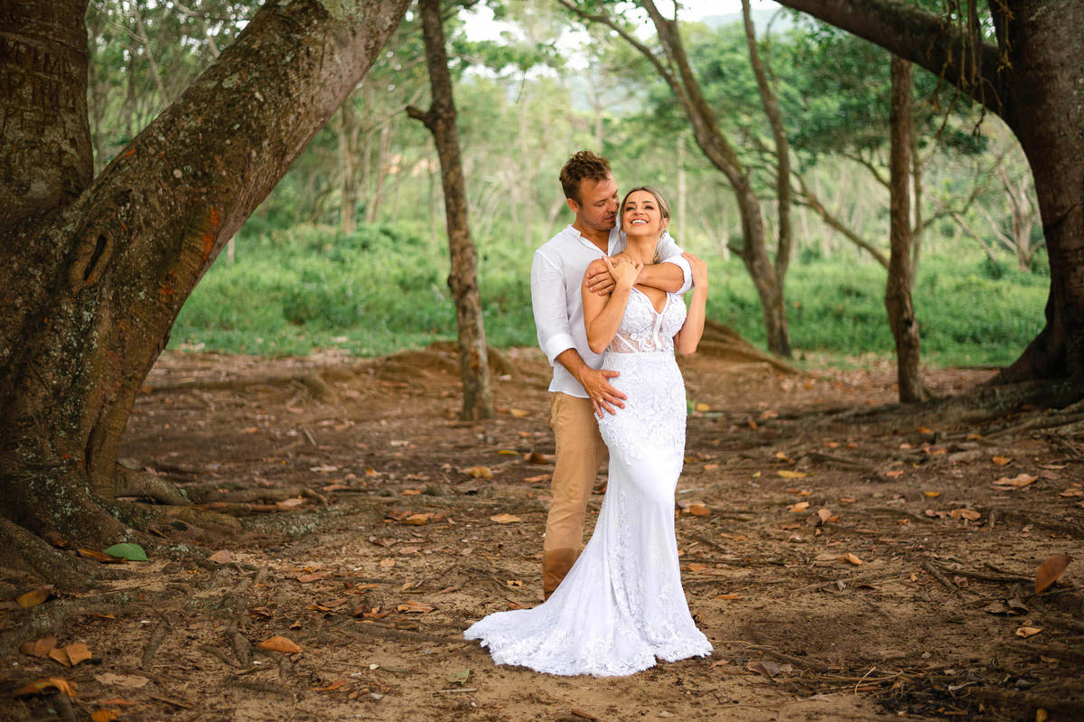 Ensaio pré-wedding em Itapema – SC, realizado na Praia Grossa com clima romântico e paisagem selvagem
