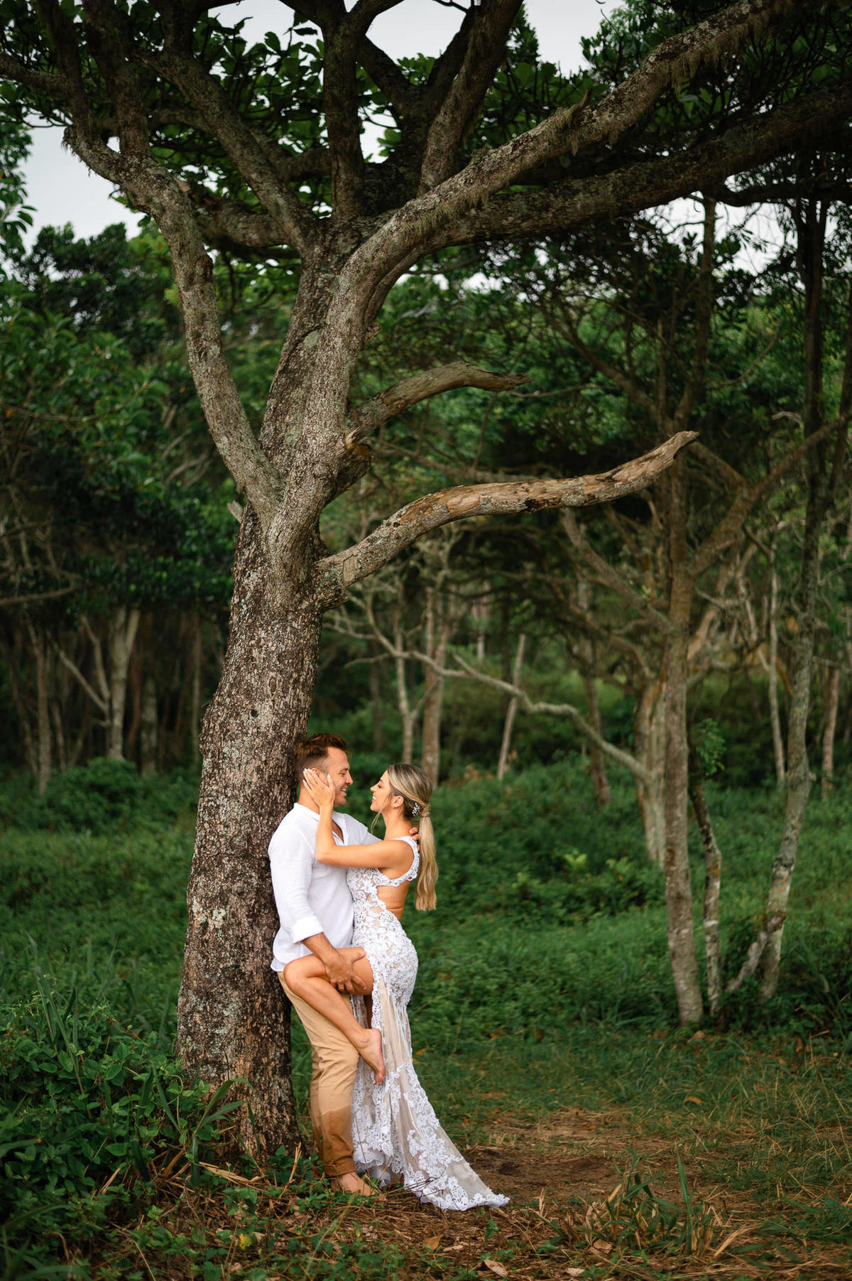 Fotografia de ensaio pré-wedding ao amanhecer em Itapema SC, com casal em momento íntimo em meio à paisagem de praia e natureza.