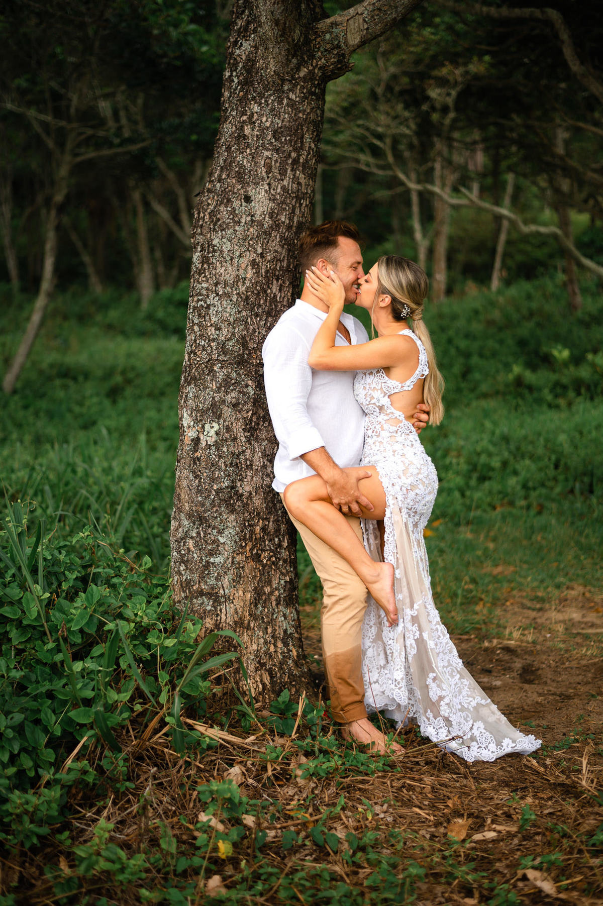 Fotografia de ensaio pré-wedding ao amanhecer em Itapema SC, com casal em momento íntimo em meio à paisagem de praia e natureza.