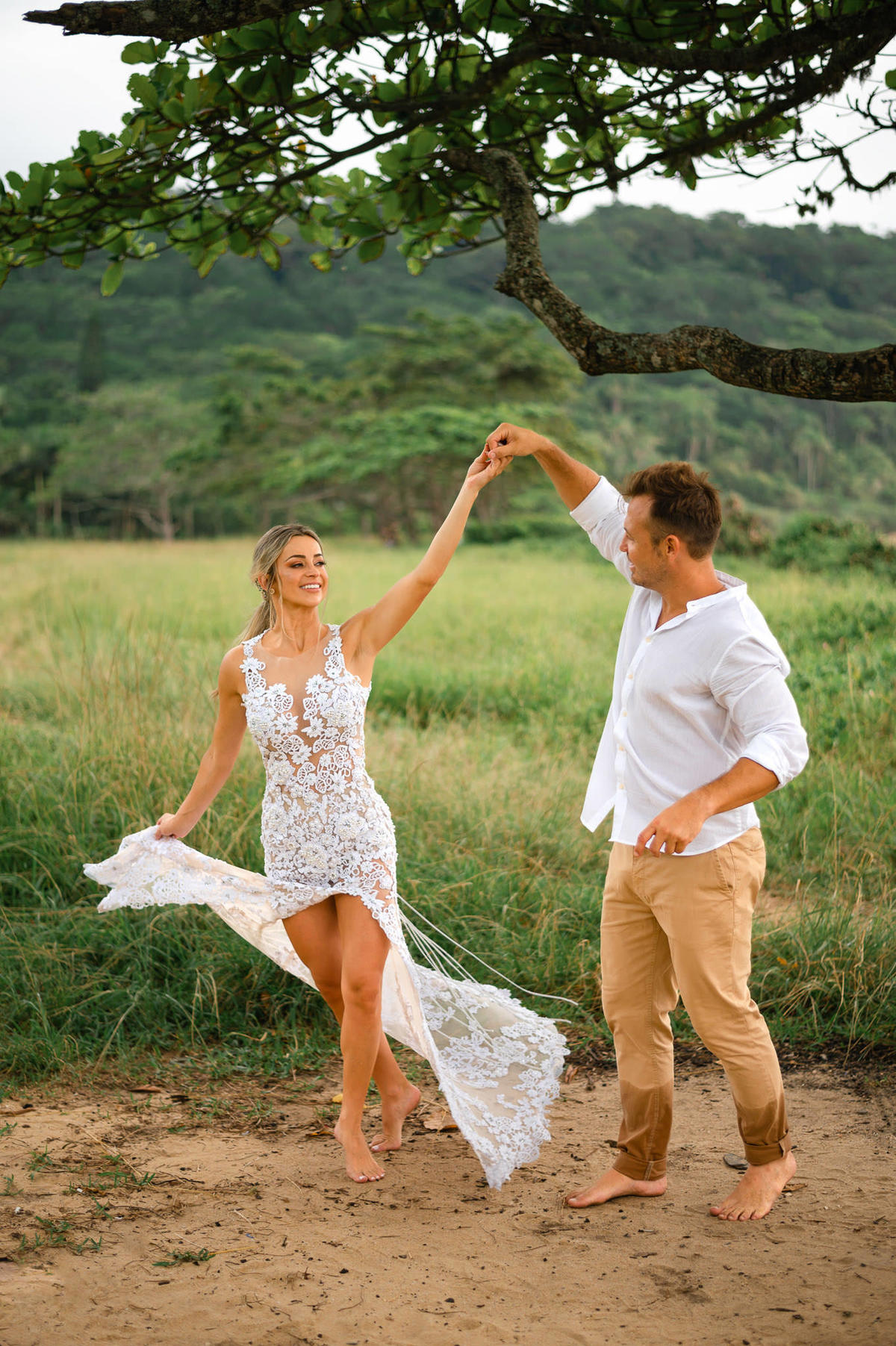 Fotógrafo de casamentos em Santa Catarina realizando ensaio pré-wedding na Praia Grossa, Itapema – SC