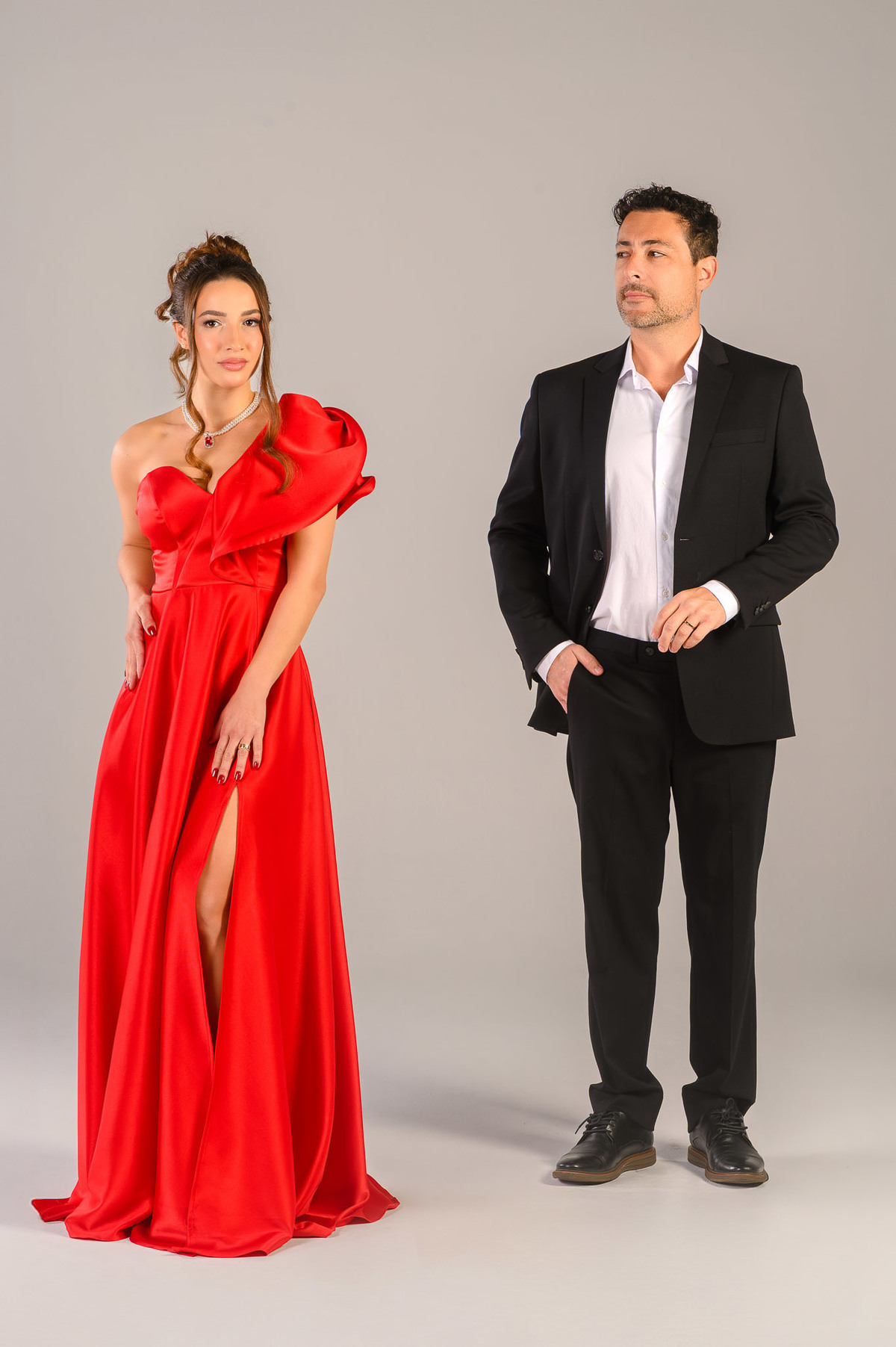 Casal em ensaio pré-wedding em estúdio em Itajaí, Santa Catarina, com proposta editorial e produção elegante