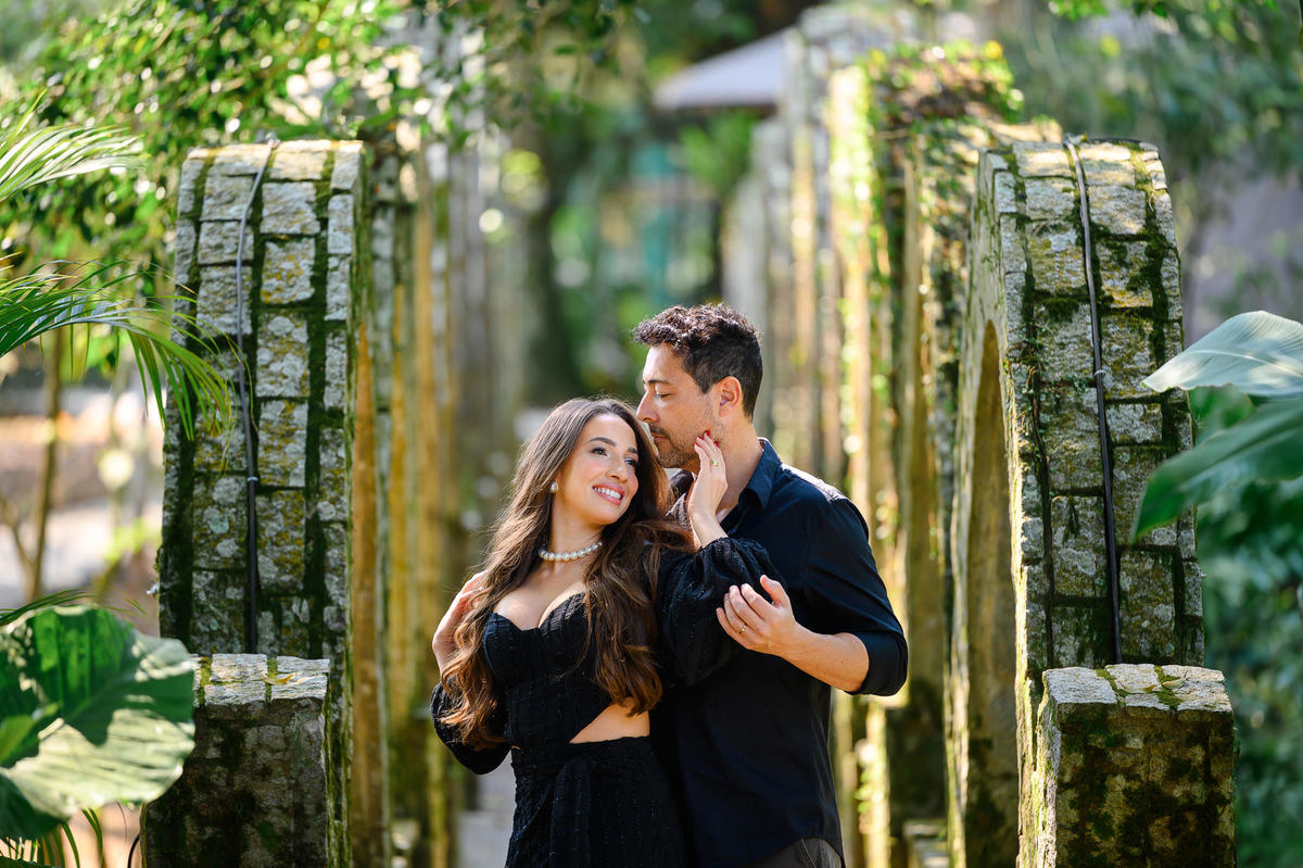 Fotografia de casal em ensaio pré-casamento no Cazah, Itapema, com clima romântico e cinematográfico