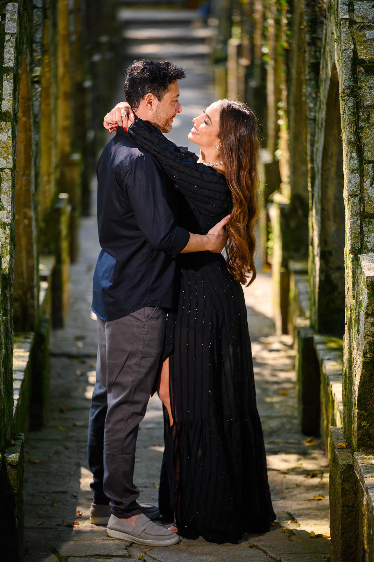 Fotografia de casal em ensaio pré-casamento no Cazah, Itapema, com clima romântico e cinematográfico
