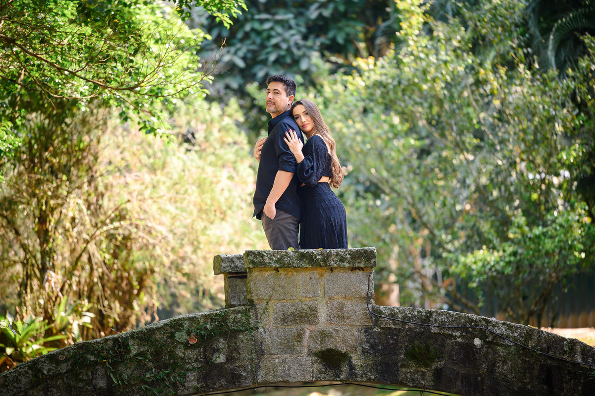 Ensaio pré-wedding no Cazah, em Itapema – SC, com casal em meio à natureza e luz suave