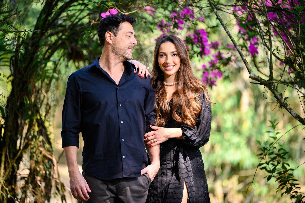 Fotografia de casal em ensaio pré-casamento no Cazah, Itapema, com clima romântico e cinematográfico