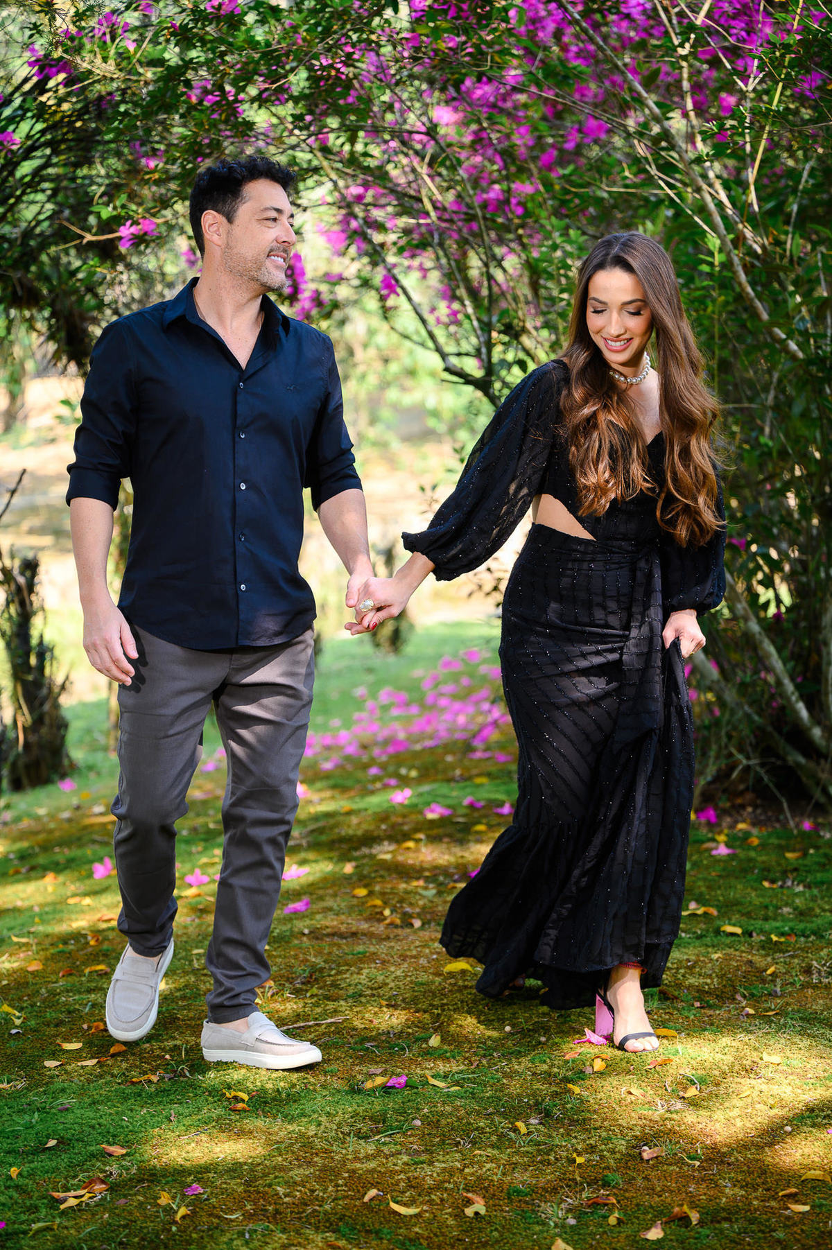 Casal caminhando de mãos dadas no Cazah, em Itapema – SC, durante ensaio pré-wedding ao ar livre