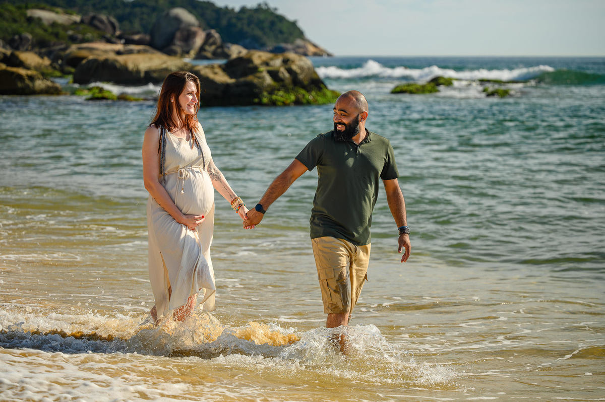 Ensaio gestante na Praia da Ilhota em Itapema SC com casal