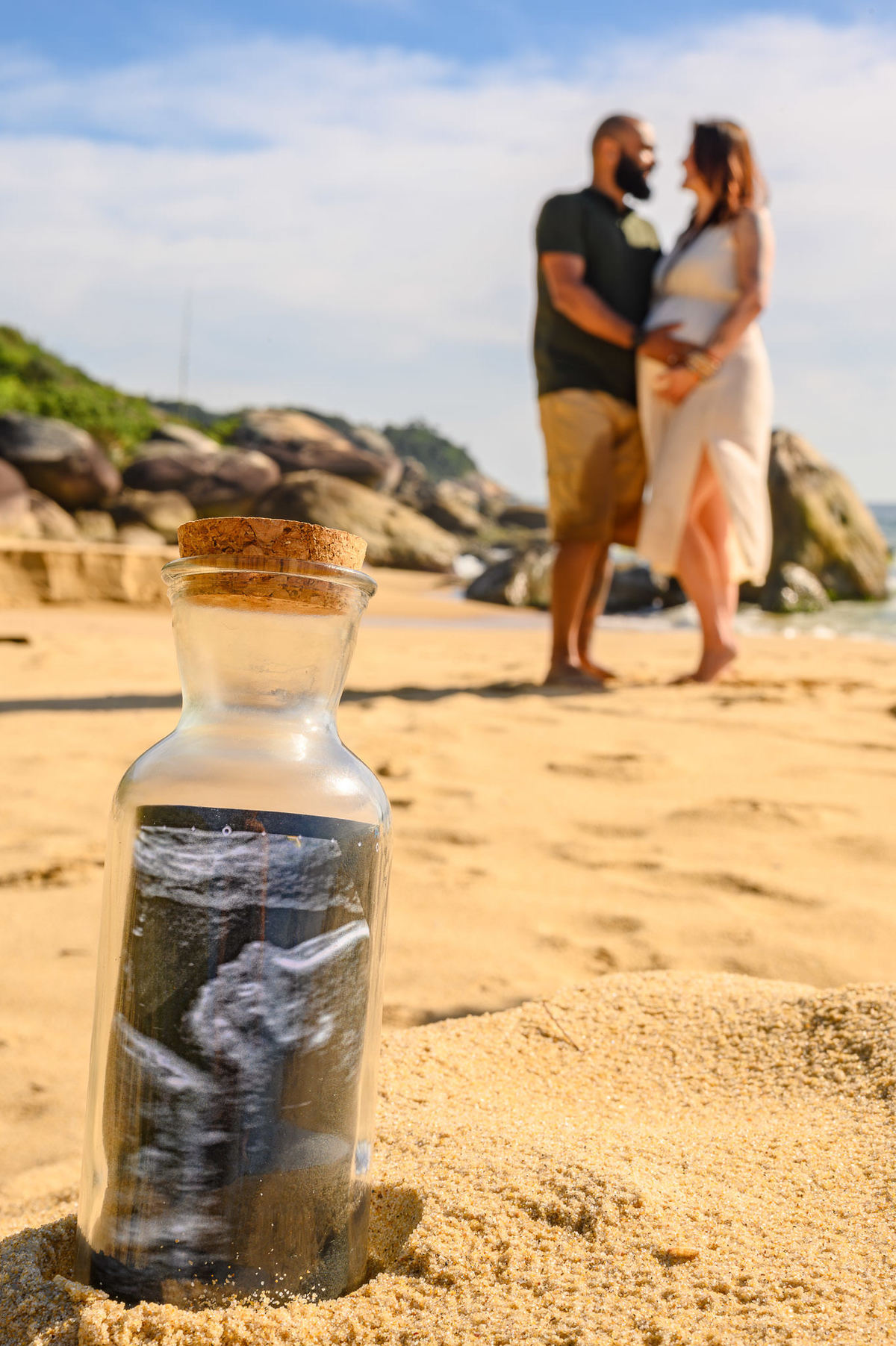 Ensaio de família na Praia da Ilhota com gestante e parceiro