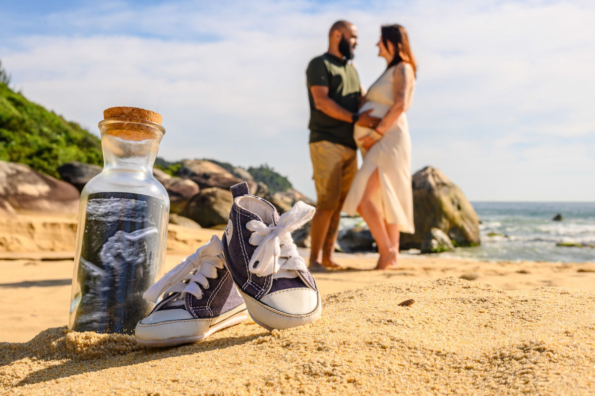 Ensaio de família na Praia da Ilhota com gestante e parceiro