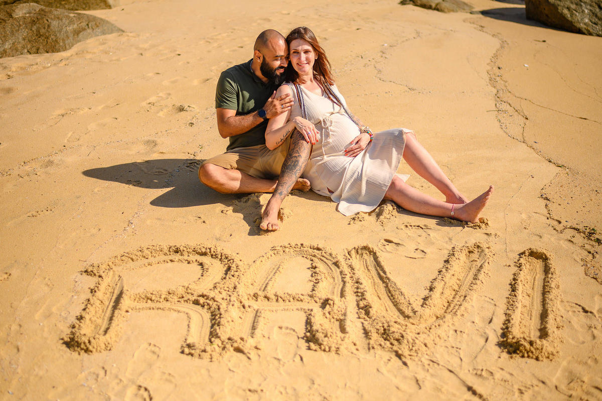 Gestante em ensaio fotográfico na praia em Itapema SC